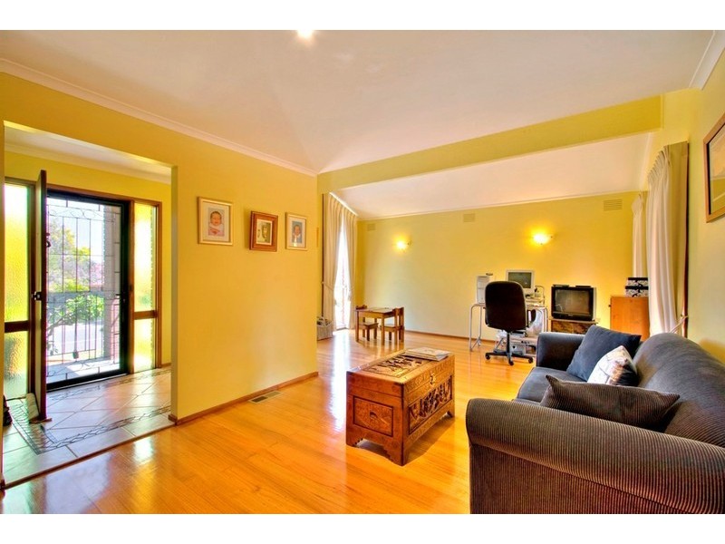 18 John Fawkner Drive, Endeavour Hills VIC 3802