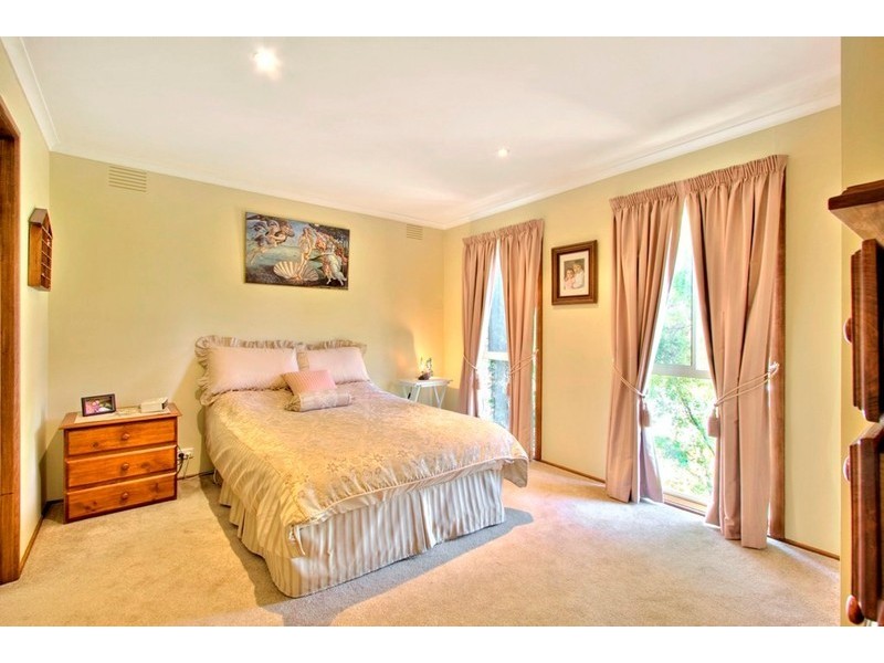 18 John Fawkner Drive, Endeavour Hills VIC 3802