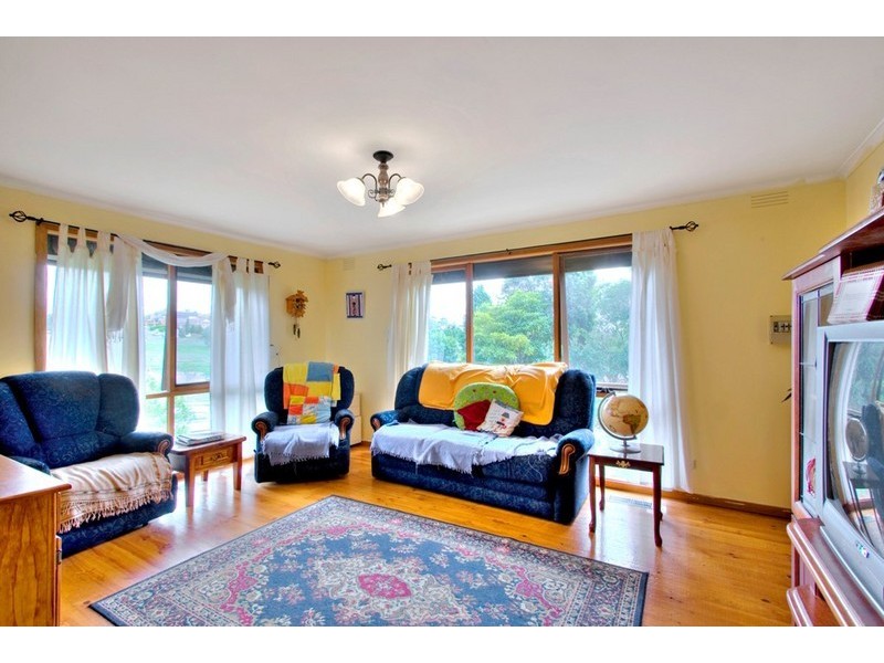 27 Crossdale Rise, Endeavour Hills VIC 3802