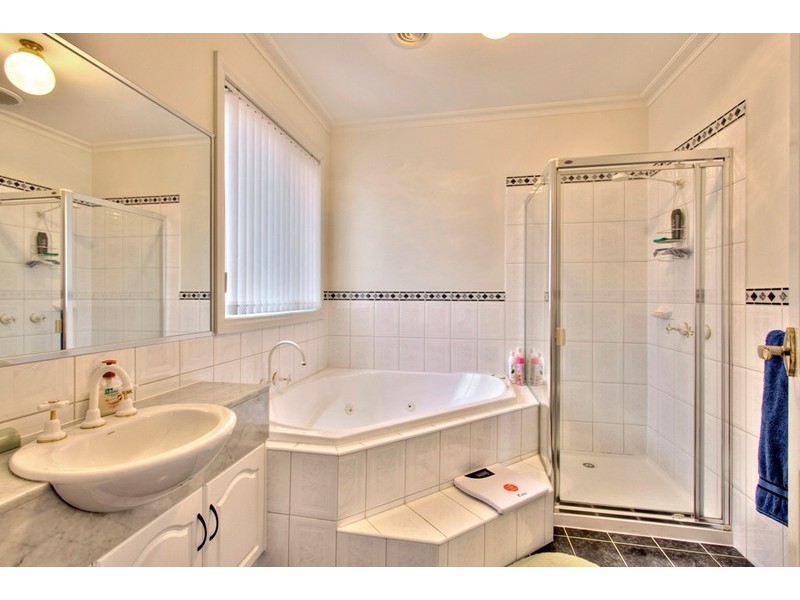 5 Erica Close, Endeavour Hills VIC 3802