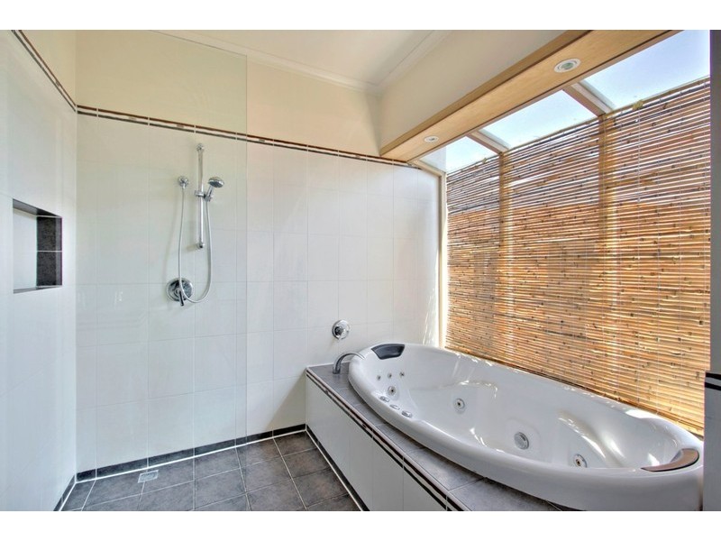 4 Tara Place, Dandenong North VIC 3175