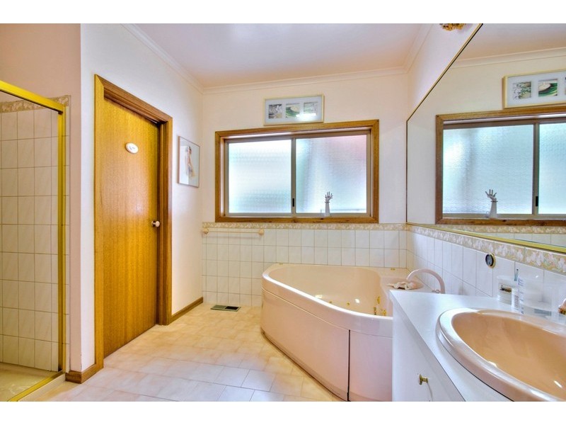 13 Gymkhana Court, Endeavour Hills VIC 3802