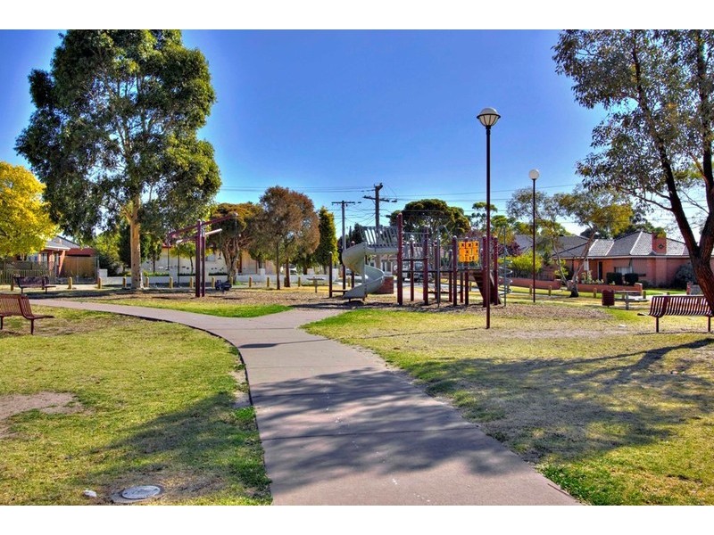 2 Sunset Grove, Dandenong VIC 3175