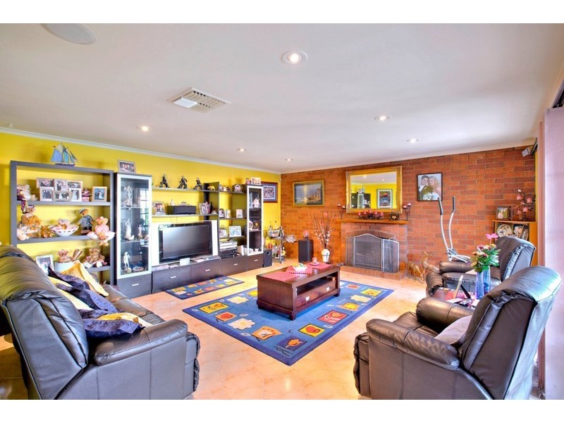 2 Huckson Rise, Dandenong North VIC 3175