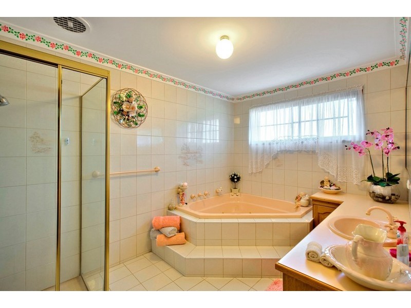 2 Huckson Rise, Dandenong North VIC 3175