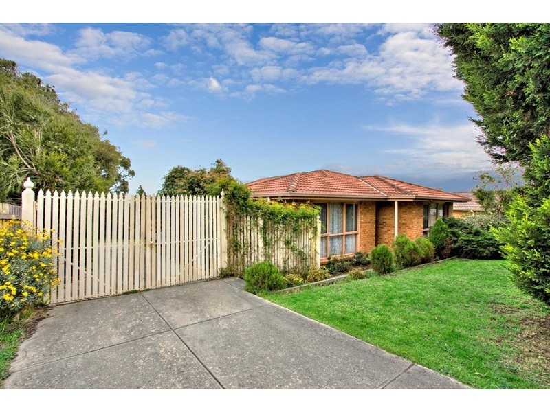 122 Gleneagles Drive, Endeavour Hills VIC 3802