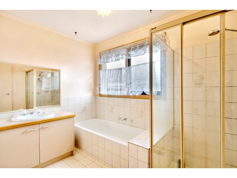 122 Gleneagles Drive, Endeavour Hills VIC 3802