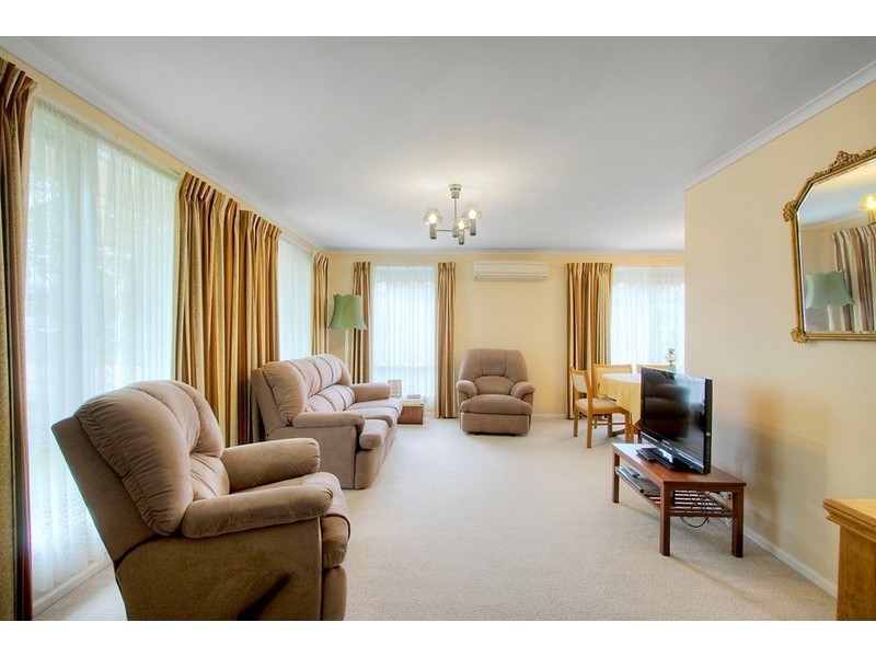 8 Essex Park Drive, Endeavour Hills VIC 3802