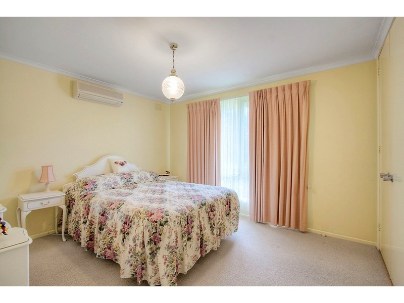 8 Essex Park Drive, Endeavour Hills VIC 3802