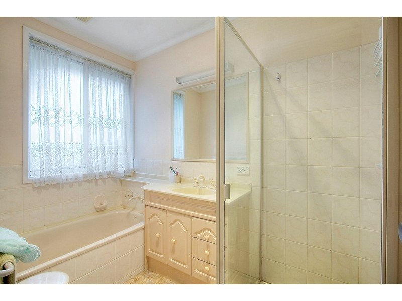 8 Essex Park Drive, Endeavour Hills VIC 3802