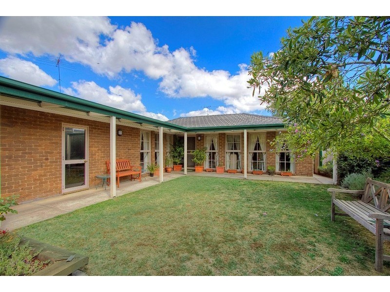 16 Joseph Banks Crescent, Endeavour Hills VIC 3802