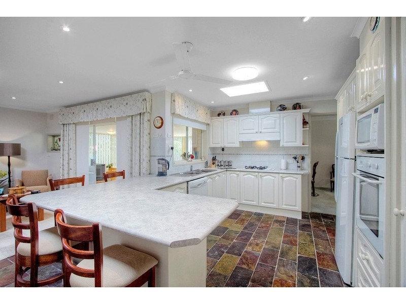 16 Joseph Banks Crescent, Endeavour Hills VIC 3802