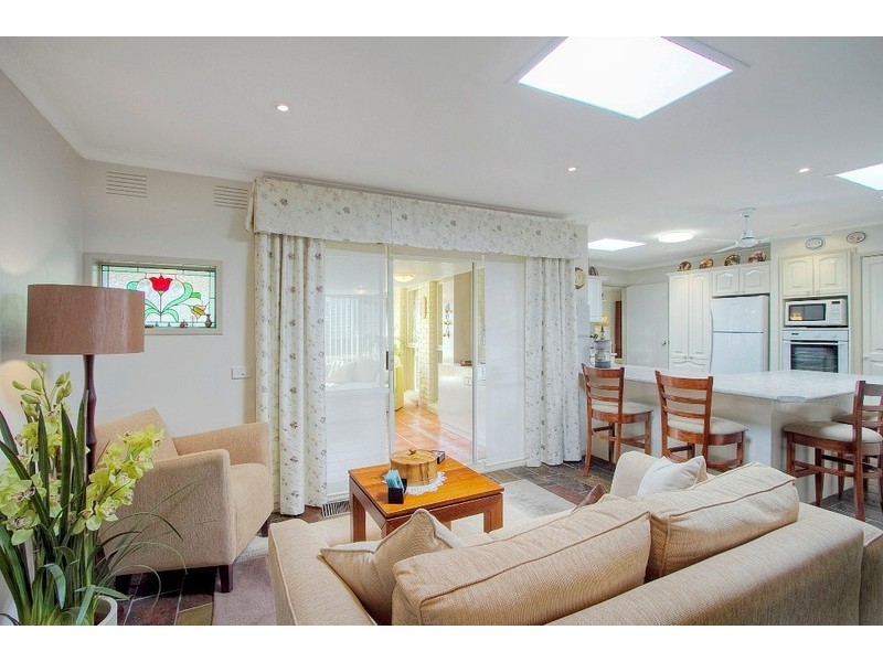 16 Joseph Banks Crescent, Endeavour Hills VIC 3802