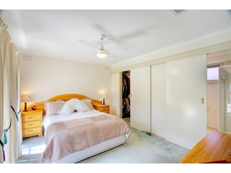 16 Joseph Banks Crescent, Endeavour Hills VIC 3802
