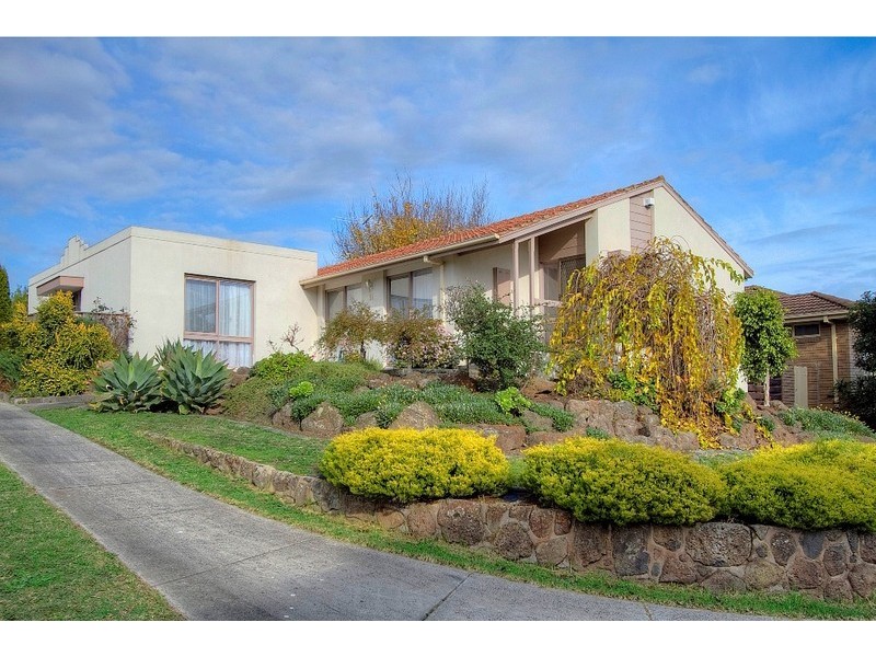 61 Essex Park Drive, Endeavour Hills VIC 3802