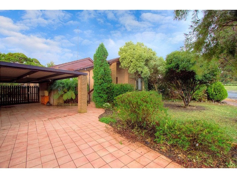 52 Chalcot Drive, Endeavour Hills VIC 3802