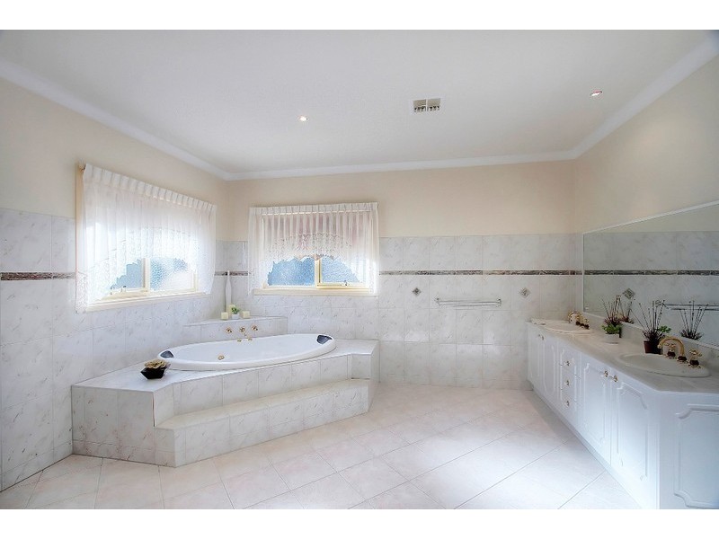 10 Cranston Close, Narre Warren North VIC 3804