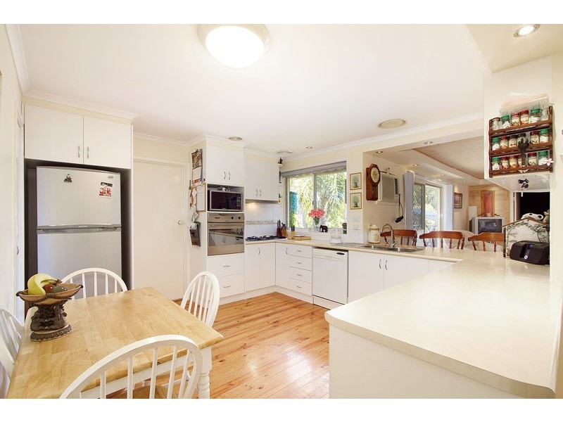 45 Joseph Banks Crescent, Endeavour Hills VIC 3802