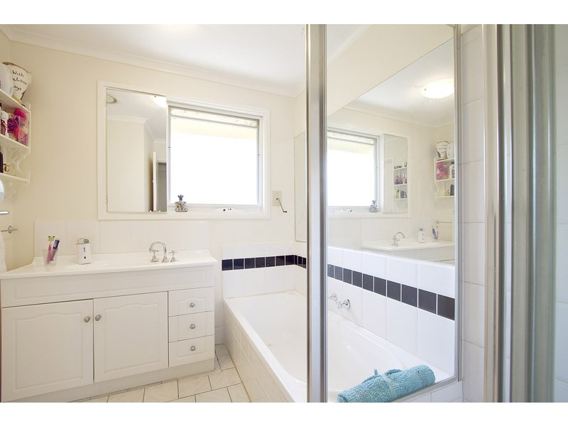 45 Joseph Banks Crescent, Endeavour Hills VIC 3802