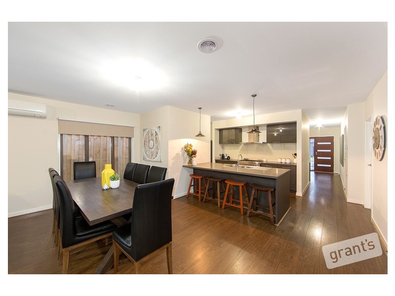 6 Ellaroo Circuit, Clyde North VIC 3978