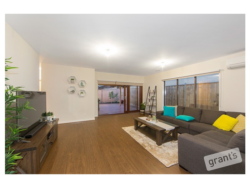 6 Ellaroo Circuit, Clyde North VIC 3978