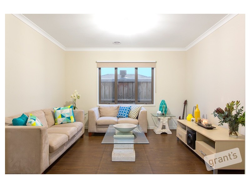 6 Ellaroo Circuit, Clyde North VIC 3978