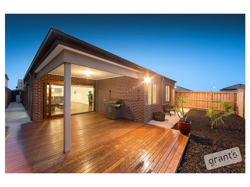 6 Ellaroo Circuit, Clyde North VIC 3978