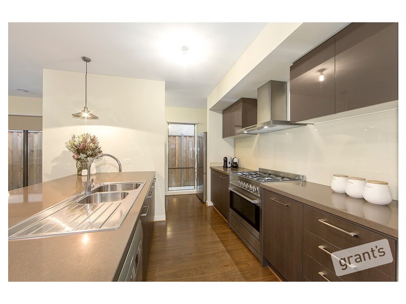 6 Ellaroo Circuit, Clyde North VIC 3978