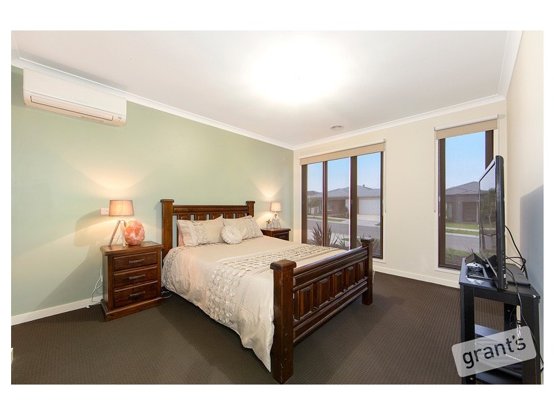 6 Ellaroo Circuit, Clyde North VIC 3978