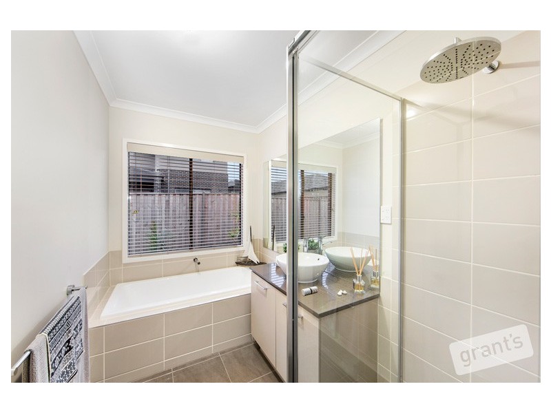 6 Ellaroo Circuit, Clyde North VIC 3978