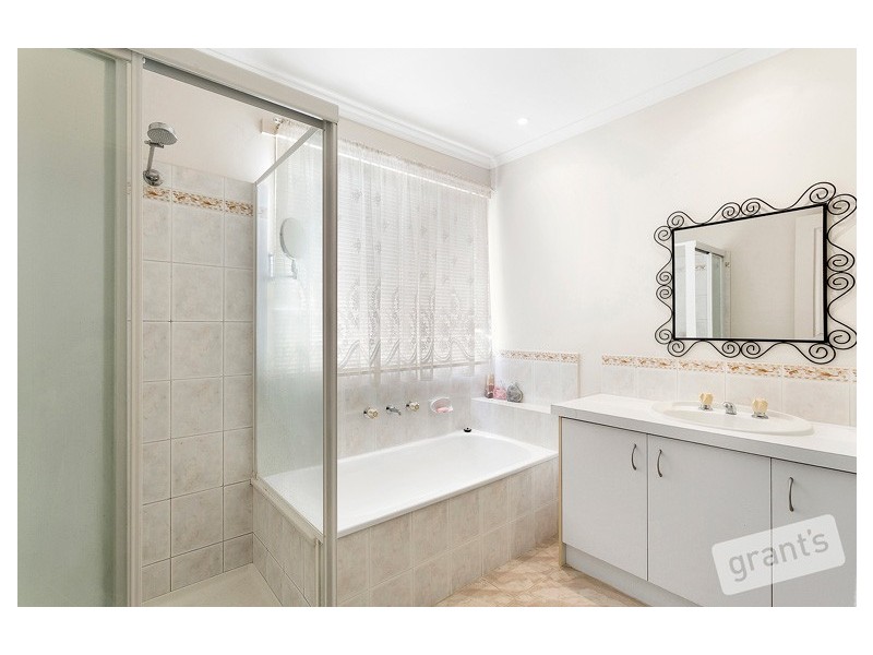 5 Kells Close, Cranbourne East VIC 3977