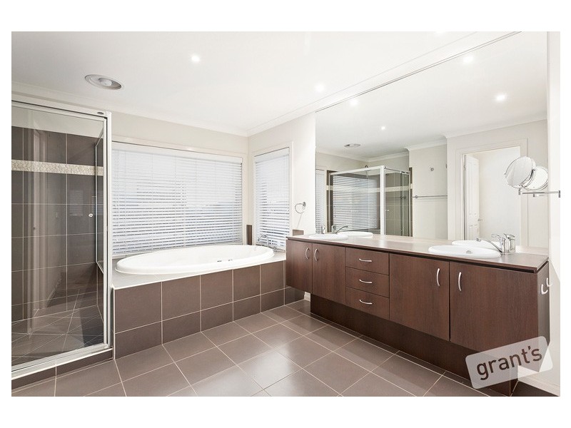 14 Lakeside Drive, Berwick VIC 3806