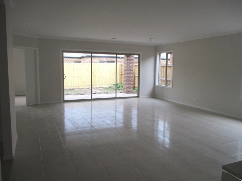 8 Carnegie Street, Officer VIC 3809