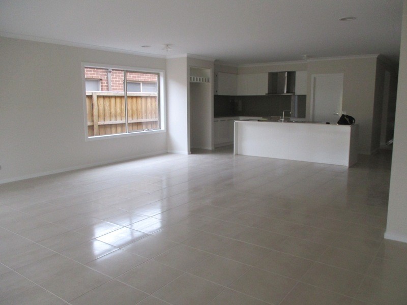 8 Carnegie Street, Officer VIC 3809