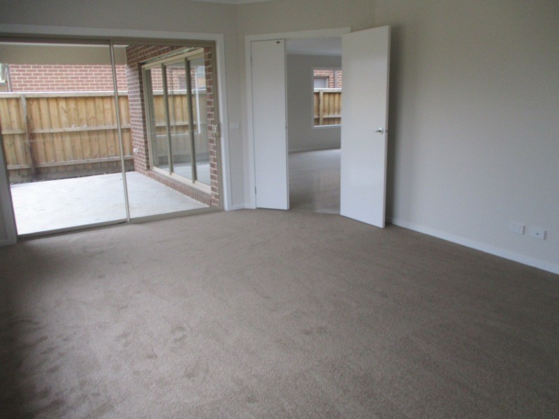 8 Carnegie Street, Officer VIC 3809