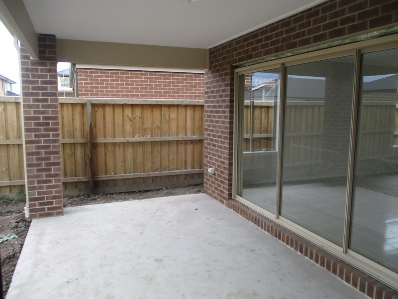 8 Carnegie Street, Officer VIC 3809