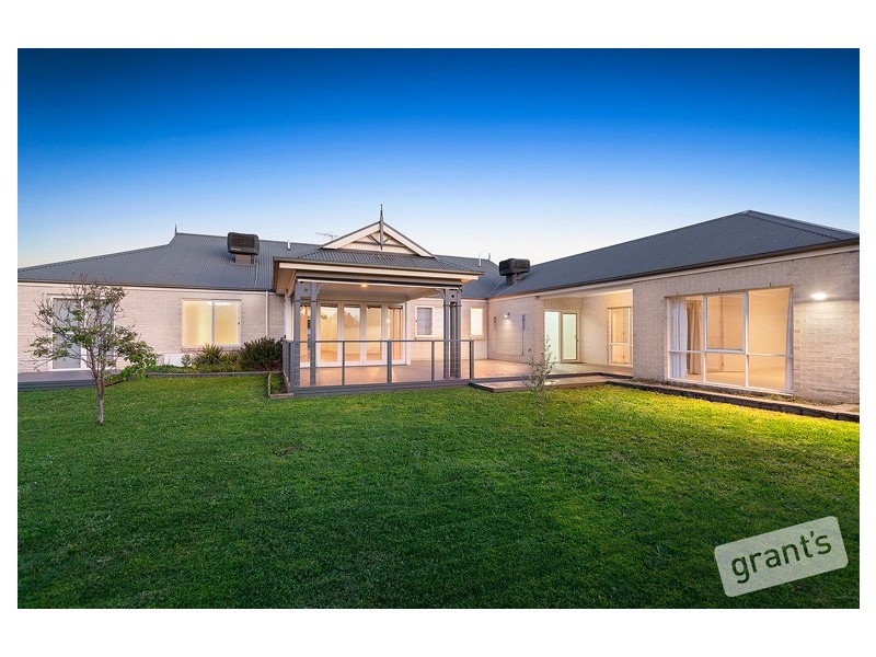 15 Peppertree Avenue, Narre Warren South VIC 3805