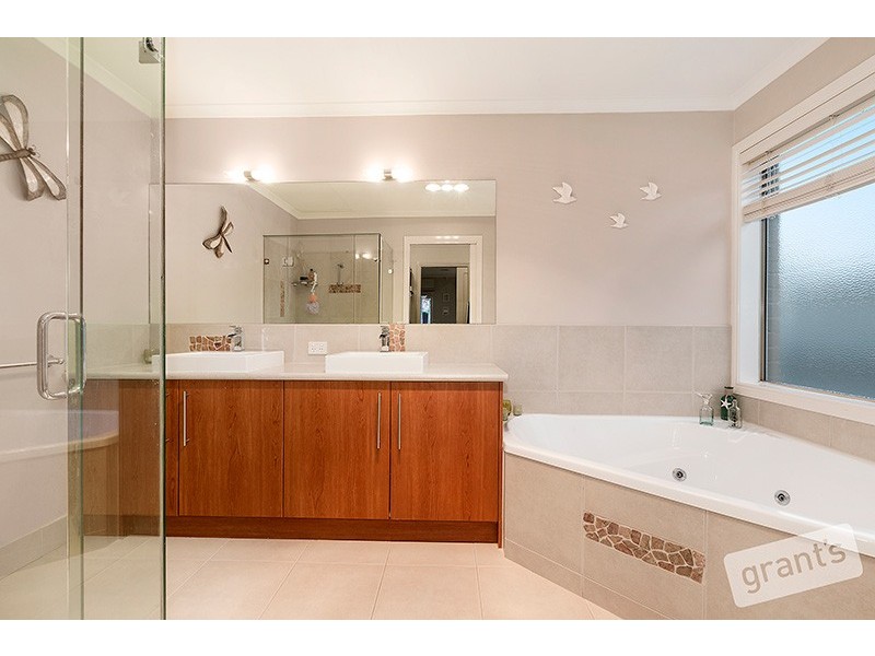 2 Scott Lee Drive, Beaconsfield VIC 3807