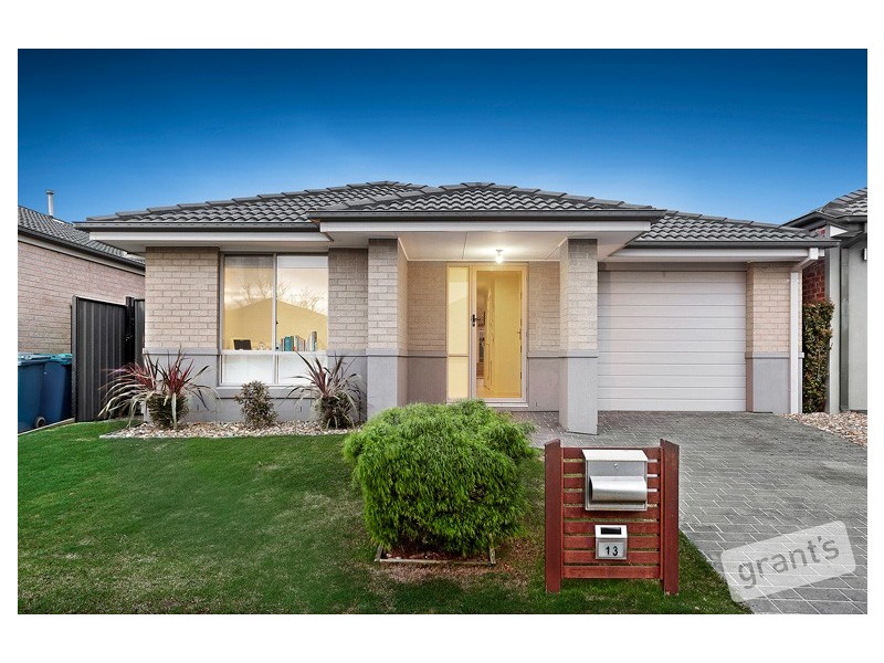 13 Lusitano Way, Clyde North VIC 3978