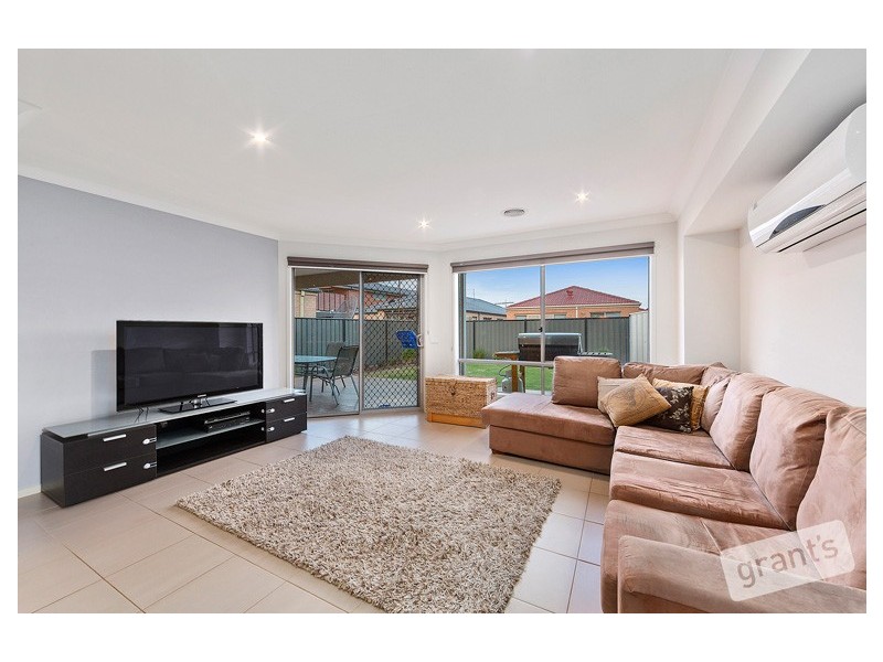 13 Lusitano Way, Clyde North VIC 3978