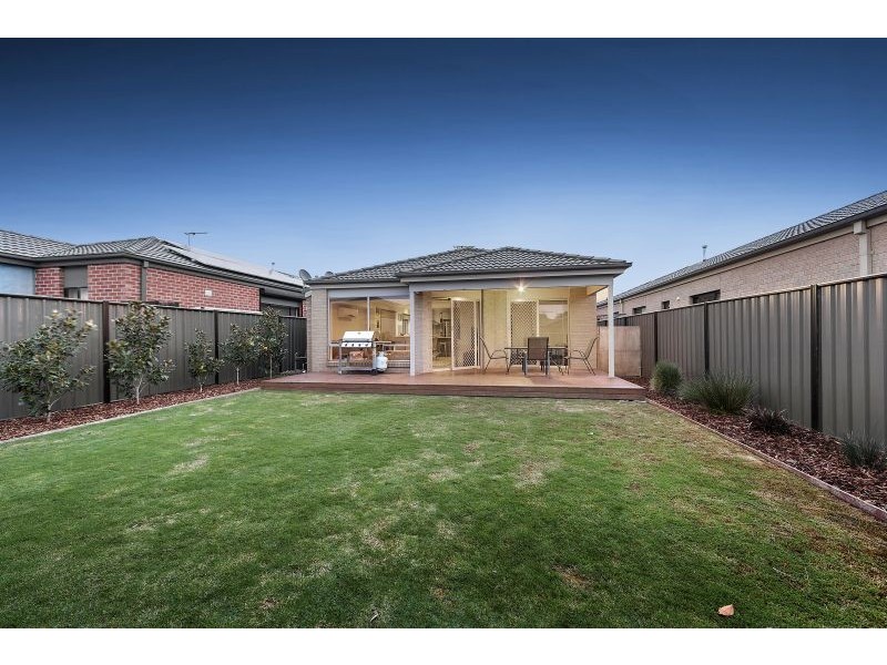 13 Lusitano Way, Clyde North VIC 3978