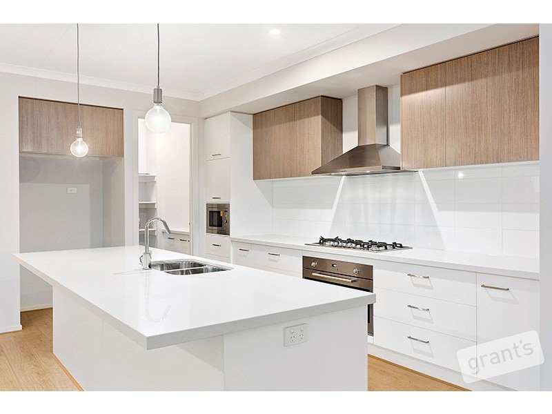 3 Carisbrooke Way, Clyde North VIC 3978