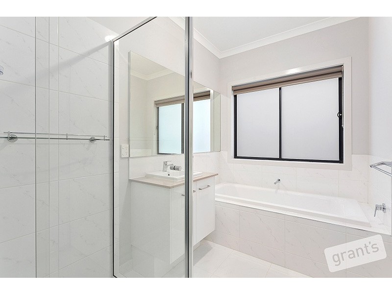 3 Carisbrooke Way, Clyde North VIC 3978