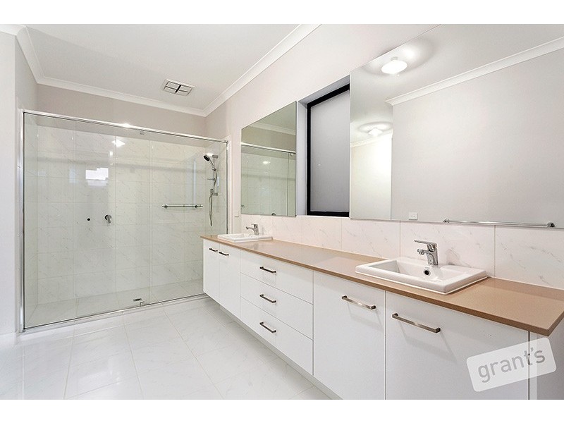 3 Carisbrooke Way, Clyde North VIC 3978