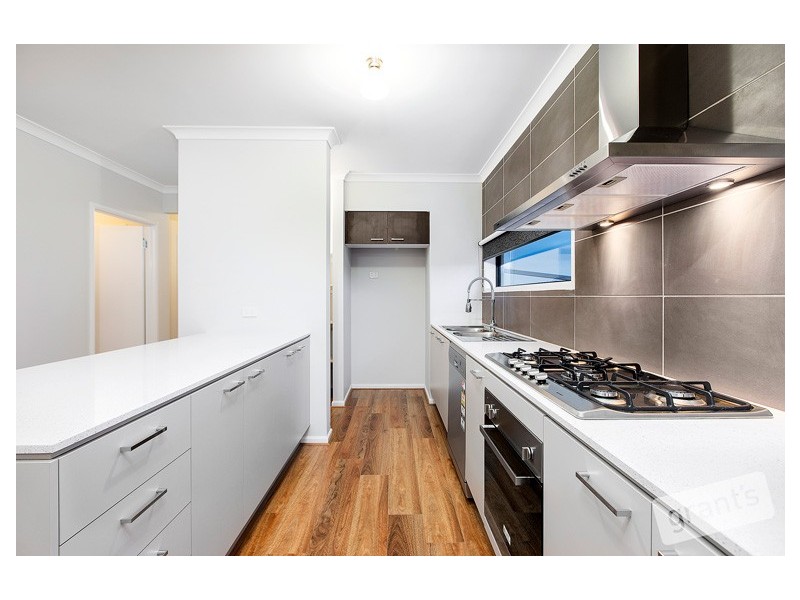 33 Canmore Street, Cranbourne East VIC 3977