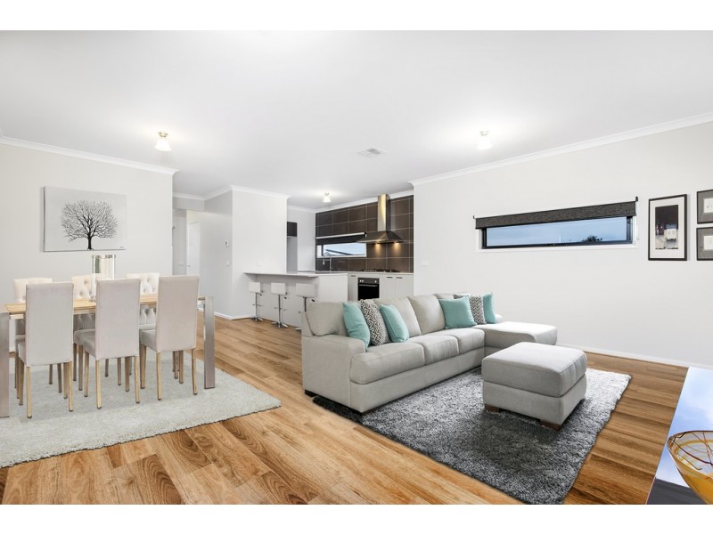 33 Canmore Street, Cranbourne East VIC 3977