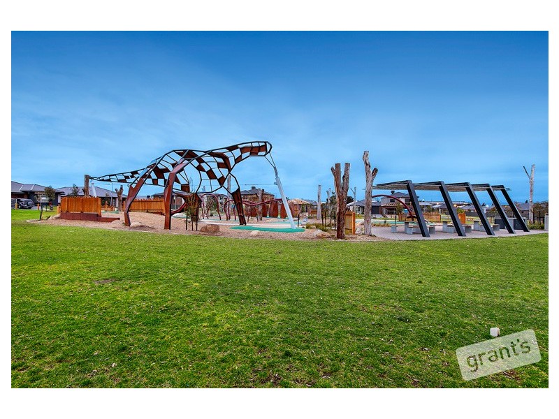 33 Canmore Street, Cranbourne East VIC 3977