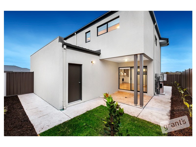 33 Canmore Street, Cranbourne East VIC 3977