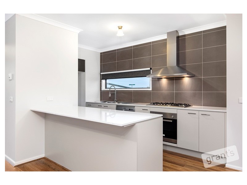 33 Canmore Street, Cranbourne East VIC 3977