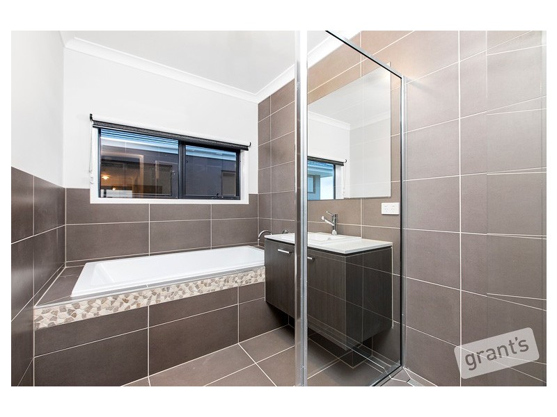 33 Canmore Street, Cranbourne East VIC 3977